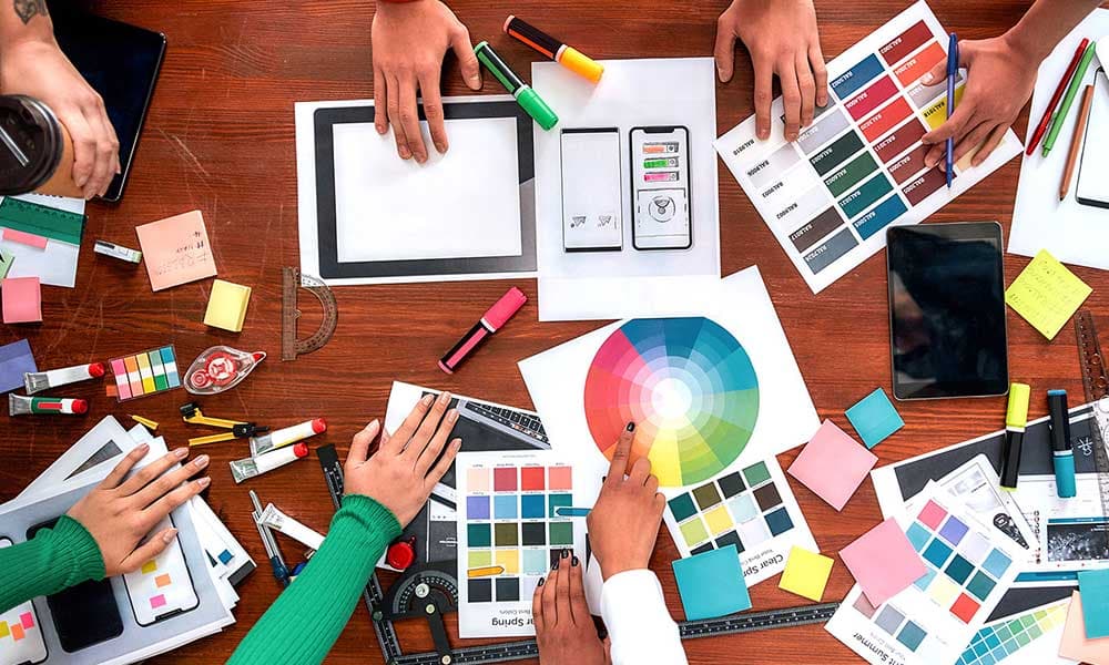 Sono i termini di grande fascino del presente e del futuro e stanno alla base delle azioni di tutte le aziende. In questo indirizzo vengono affrontati e approfonditi tutte le metodologie strategiche e le tecniche creative fondamentali per lo sviluppo delle attività di marketing e comunicazione.
